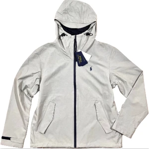 Ralph Lauren Skaljacka Portland Fullzip - Ny skaljacka från Ralph Lauren, skanna QR-kod för att säkerställa äkthet. Storlek M. Be gärna om fler bilder!😊