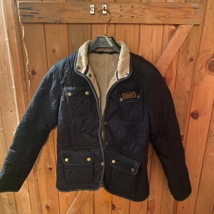Barbour jacka  - Säljer en fin barbourjacka i storlek 36 dam. Fint skick!