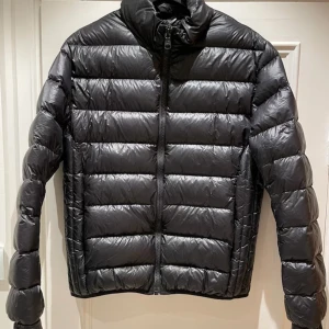 Colmar jacka svart  - Säljer min skit snygga Colmar jacka då den har blivit för liten för mig. Bra skick knappt använd.  