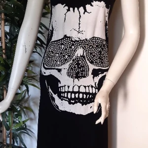 Gothic dress - Originell, väldigt ovanlig klänning med dödskalle av nitar, inte tryck! Aldrig sett någon annanstans. Lite använd, sorlekslappen är inte kvar men jag tror på M eller L