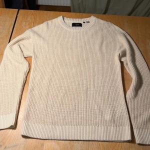 Stickad tröja - Säljer min stickade tröja från Adapt  Skick 10/10 