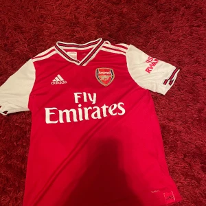 Arsenal tröja röd vit  - Bra skick strorlek smal använd en gång betalar ej för frakten 