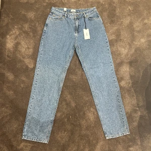 Blåa jeans - Säljer dessa sjukt snygga grunt jeans då dom ej passar,fick dom förra året i julklapp men hann inte lämna tillbaks dem så lappen är fortfarande kvar och dem är ej använda, nypris ligger på 549 men jag säljer för endast 200!