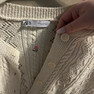 Blommig kofta  - Jättefin blommig kofta med knappar!! Storlek m, men liten i storleken. 