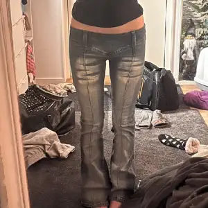 Lågmidjade bootcut jeans. Lite defekter på baksidan annars är de i fint skick👍