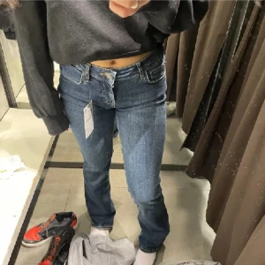 Zara jeans - lowrise bootcut jeans, använd fåtal gånger