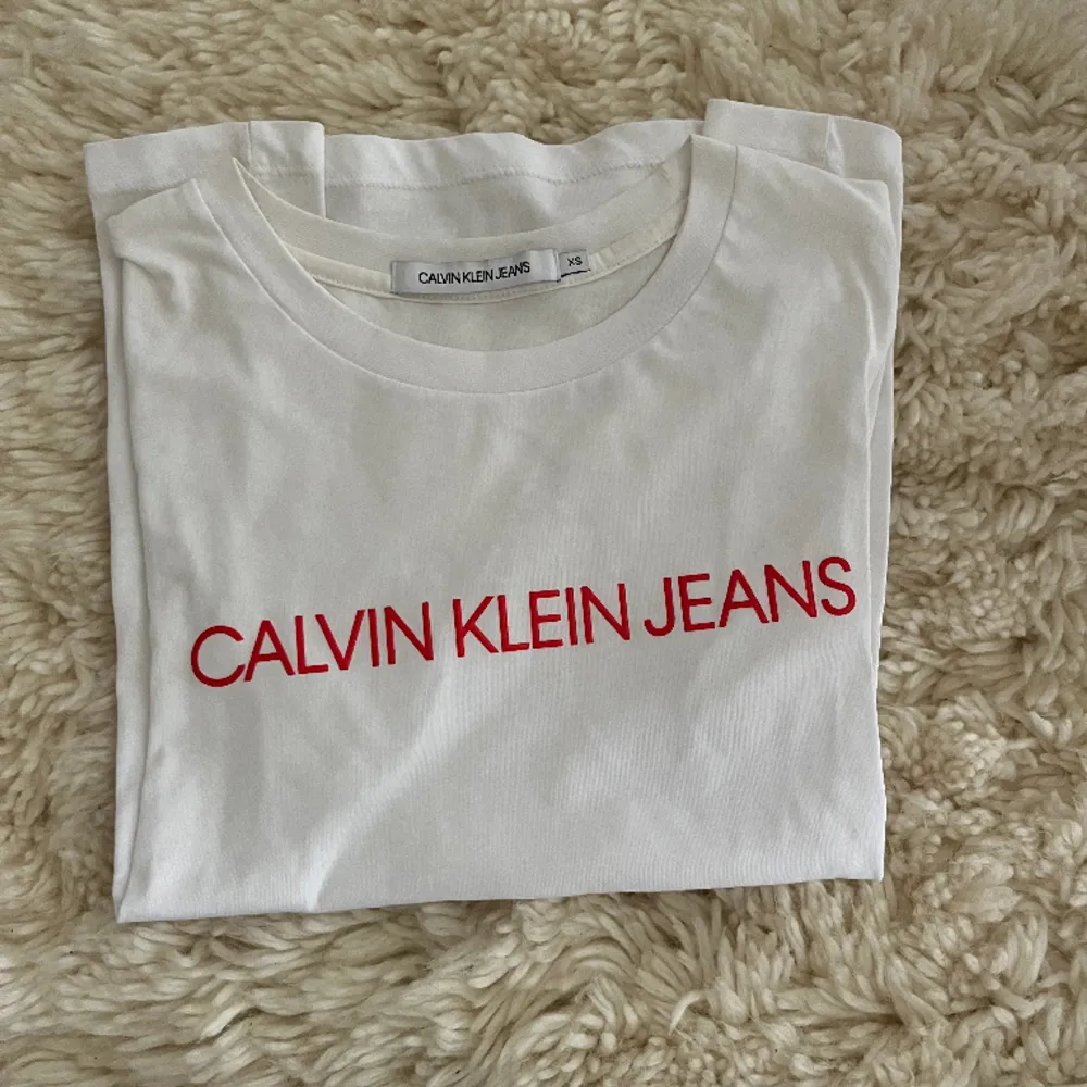 Säljer min calvin klein köpt på jolina. Väldigt bra skick och är inte använd många gånger. Skickas snabbt💞. T-shirts.