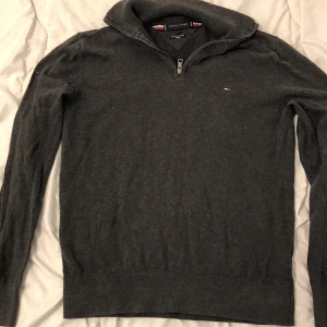 Tommyhilfiger half-zip - Säljer nu en Tommyhilfiger halfzip Köpt för 500kr Storlek S men passar även M Fläckfri och felfri  Nästan som ny
