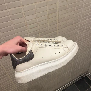 Alexander McQueen sneakers strl 36.5 - Säljer mina Alexander McQueen sneakers i storlek 36.5, inköpta på NK i Göteborg. Skorna är använda men fortfarande i fint skick. Se slitage på sista bilden. Obs: Skosnören tillkommer! 