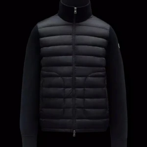 Moncler Padded Wool Cardigan - Färg: Svart  Nypris: 8900  Storlek: L  Självklart äkta!
