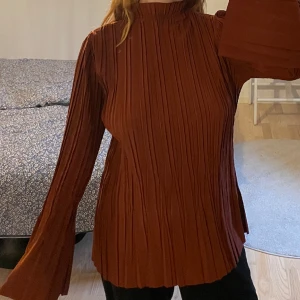 Carin Wester Blus - Superfin vinröd blus från Carin Wester i storlek S. Säljer då den inte kommer till användning! Endast använd en gång så är i väldigt bra skick! 