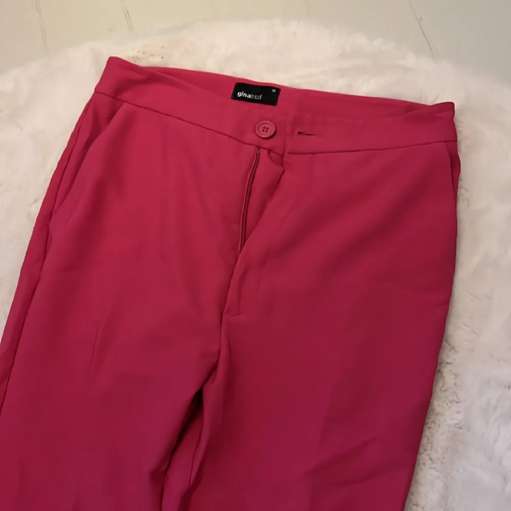 Rosa kostymbyxor från Gina tricot. Färgen är inte riktigt lika mörk irl. Strl 36.. Jeans & Byxor.