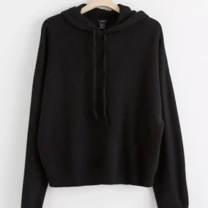 Stickad hoodie  - Svart stickad hoodie som är slutsåld🤍använd några gånger men fortfarande i nyskick! Skriv för fler bilder eller vid frågor