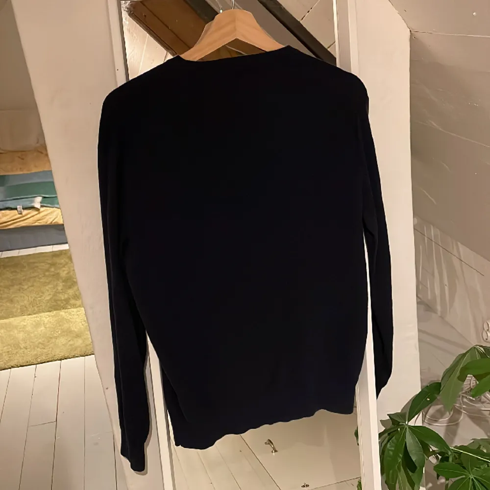 En mörkblå v-ringad pullover från Polo Ralph Lauren. Väldigt bra skick och använd ett fåtal gånger. . Tröjor & Koftor.