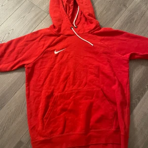 Röd Nike hoodie - Endast använd 1 gång och superfint skick! 