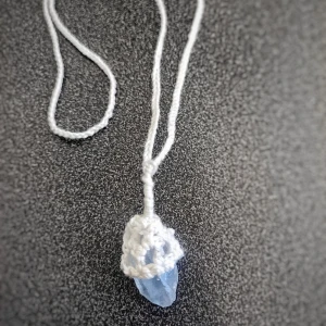 Akvamarin halsband, handmade - Handgjord Akvamarinhänge. Jag har virkat med bomullsgarn runt om kristallen. Kan även användas som pendel Ca 33 cm 80:- plus frakt ca 15:-  Tar beställningar 