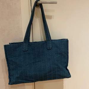 Slutsåld blå stor väska från Zara