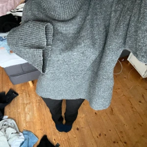 Snygg stickad tröja  - Så fin och varm tröja från GinaTricot, aldrig använd 💘💘säljer då den inte kommer till användning längre🍂😻perfekt till hösten 