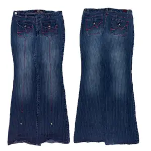 Super coola y2k bootcut jeans, det är rosa sömmar och coola fickor, det har inga skador och är i perfekt skick. Midjemått: ca 84 cm, benlängd: ca 108 cm