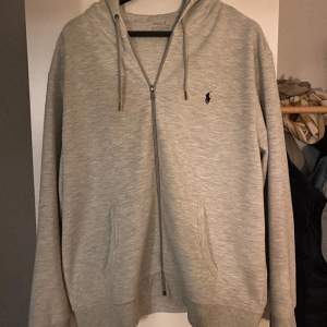 Säljer en ca 3 års gammal Ralph Lauren hoodie som inte längre kommer till användning. Köpt på NK Stockholm och är i skick 7/10 pga använd ganska mycket. Ny pris 1800kr
