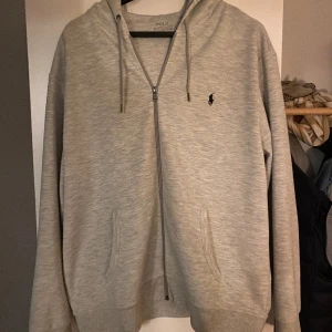 Ralph Lauren - Säljer en ca 3 års gammal Ralph Lauren hoodie som inte längre kommer till användning. Köpt på NK Stockholm och är i skick 7/10 pga använd ganska mycket. Ny pris 1800kr