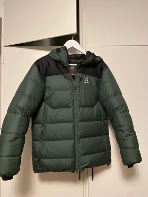 Haglöfs dunjacka - Haglöfs belay down jacket. Helt ny bara provad, lapp sitter kvar. Storleken är dam Medium men funkar bra för herr s-m också👍👍 väldigt fin och varm jacka. Nypris 4000-6000kr Kom med bud