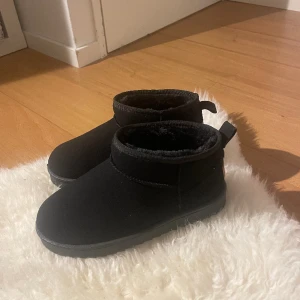 svarta fejk uggs - supersköna fejk uggs från finishing touch, säljer eftersom dom var för små☹️ skulle säga att dom passar 37-38 (ord pris 840)