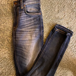 Säljer nudie jeans - Säljer nu mina nudie jeans för att de är för små. Jeansen är i väldigt bra skick näst intill oanvända.  Storlek 30. 32 modell. Lean Dean 