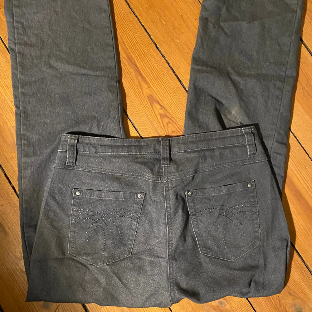 Ett par svarta mid/lågmidjade jeans. Aldrig använda i gott skick, från märket TIME. Fint broderi på bakfickorna🤍. Jeans & Byxor.