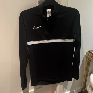 Nike träningströja  - Nyskick träningströja från Nike i storlek s 