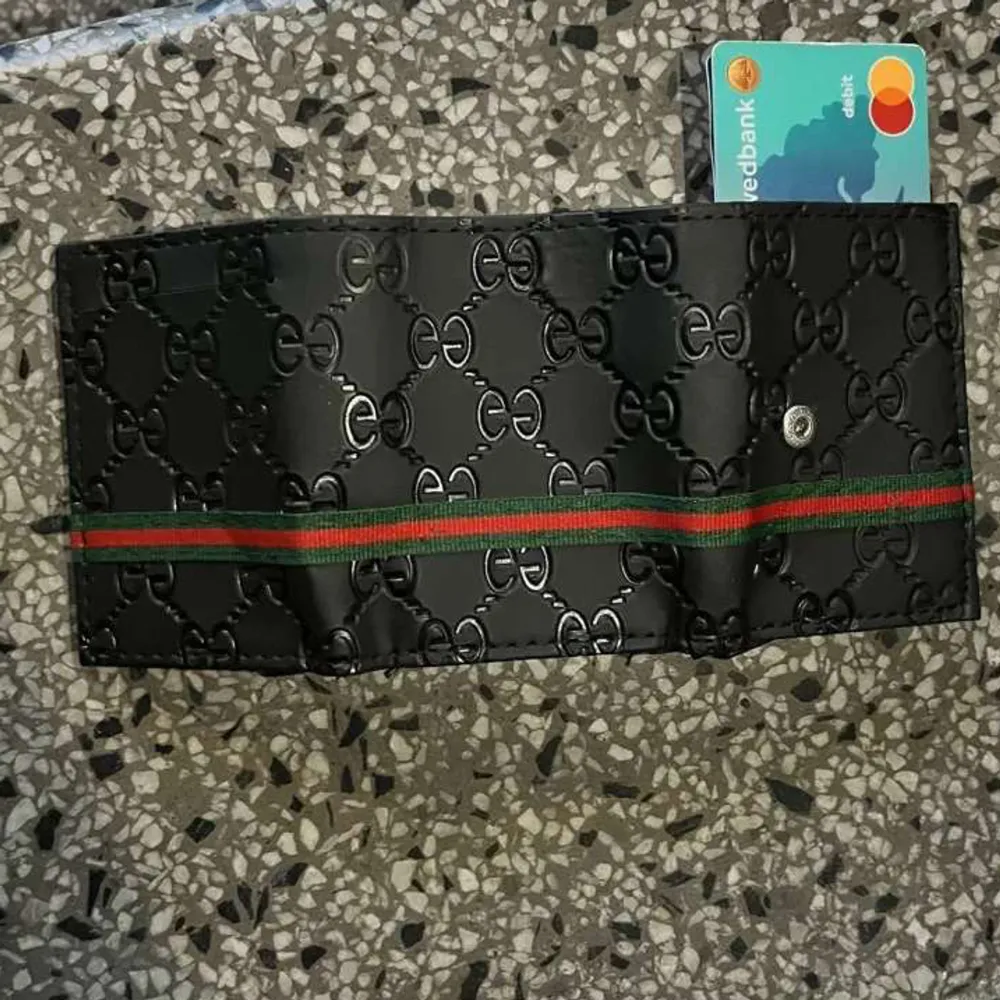 Gucci plånbok den är jättefin och du borde passa på att köpa den 🔥😍. Accessoarer.