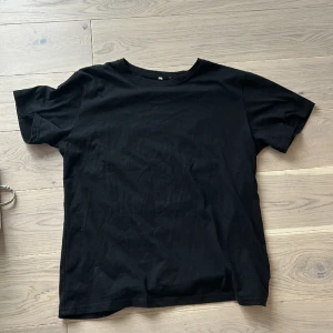 T-shirt med coolt tryck på ryggen - Säljer denna t-shirt från shein med ett väldigt coolt tryck på ryggen. Köpte för 80kr. Strl S