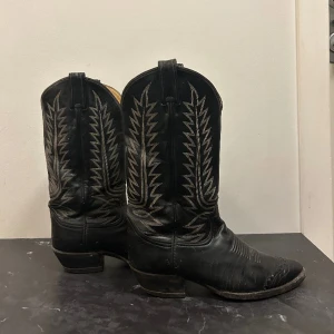 Tony Lama cowboy boots  - Tony Lama cowboy boots, storlek 40 Passar även 39-41! Original Nypris över 2000 Mitt pris 1200  Skriv vid frågor🤗