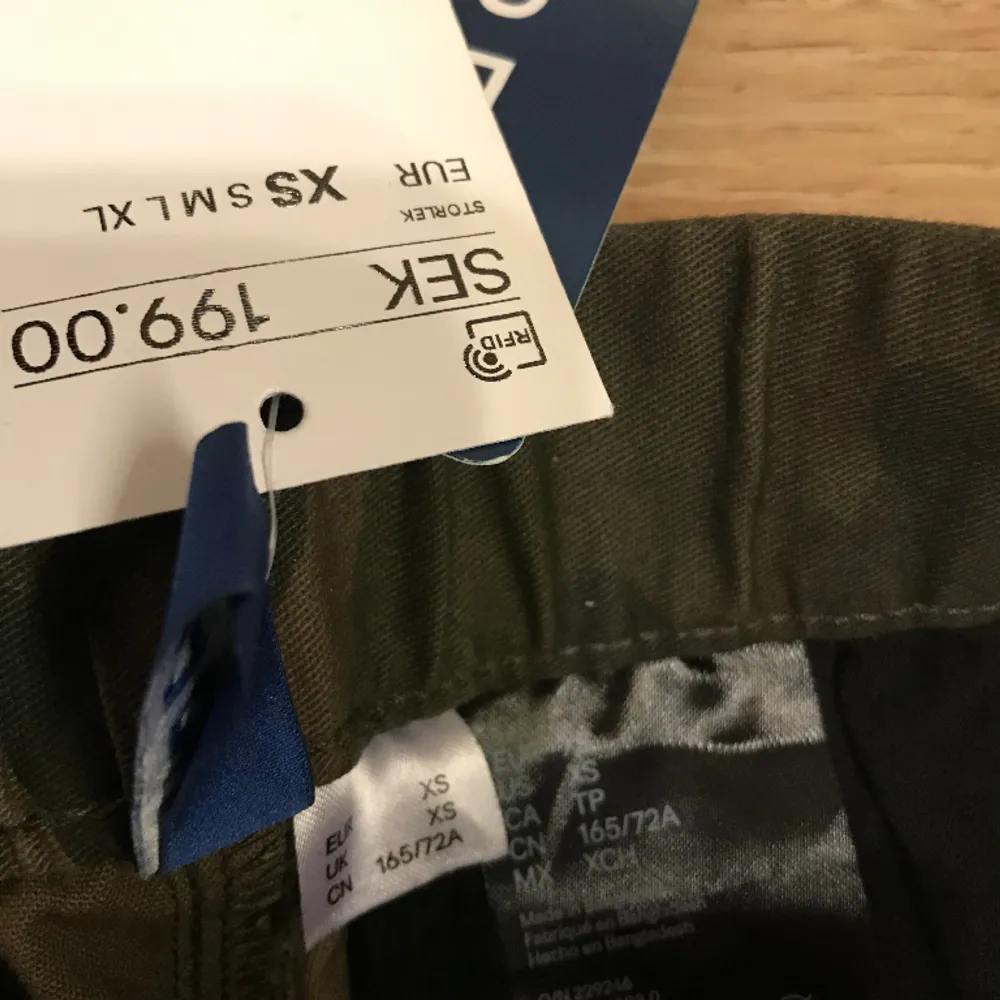Kamouflage byxor från H&M helt nya, lappar kvar. Storlek xs regular fit. . Jeans & Byxor.