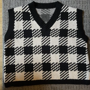 Rutig stickad väst - Älskar egentligen denna väst, men behöver plats i garderoben haha…   Så fin och skön! Vet ej vilket märke då lappen är borta. Storlek som en något oversized M!   Kolla gärna på min sida, säljer massor nu :)