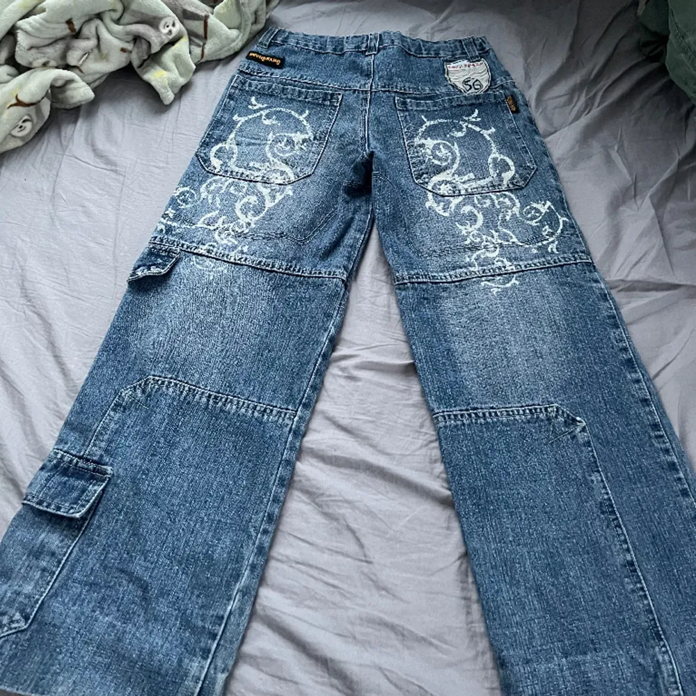 Coola baggy jeans, passar någon lite kortare. Skriv för fler bilder! Pris går dessutom att diskuteras.. Jeans & Byxor.