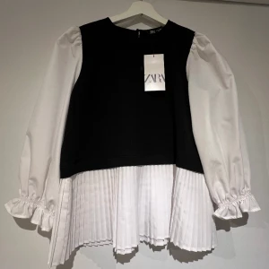 Zara topp  - Säljer denna jättesöta & trendiga topp från zara. Aldrig använt så mycket bra skick. Hör av er vid frågor eller funderingar!💕 
