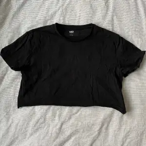 En svart stor cropad tröja i fint skick och material! Den passar perfekt över ett spetsigt lite eller med en fin bh under!