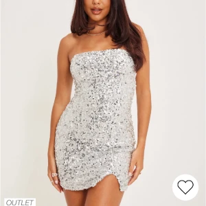 Nyårsklänning 🔥 - Supercool klänning från Nelly med en liten slits i sidan, bara använd en gång!!! Perfekt till nyår 🌟Slutsåld på hemsidan, nypris 399kr