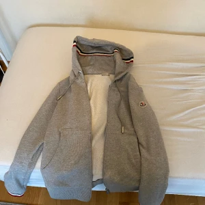 Moncler tröja - Säljer min kofta då den ej passar mig slå en pling för intresse 1200 kr Pris kan diskuteras  Storlek S
