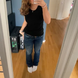 Assnygga Ltb jeans! - Säljer nu dessa jättefina ltb jeans eftersom de har blivit för små. Finns inga defekter eller hål och dem är i bra skick. Storlek 25/30 och är lite långa på mig som är 155. Köpte förra året. Skriv privat för fler bilder eller frågor! (Modell: Valerie)