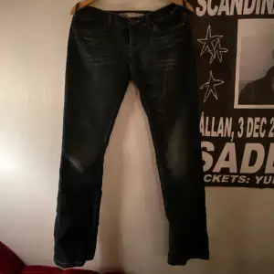 Lågmidjade raka jeans ifrån märket ONLY. Köpta second hand. Bra skick