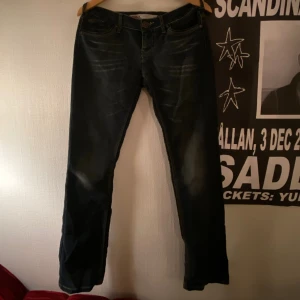 Lågmidjade jeans - Lågmidjade raka jeans ifrån märket ONLY. Köpta second hand. Bra skick