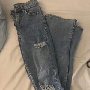 Säljer ett par av mina jeans då dom är också för liten för mig och har knappast använt heller så den är helt ny har använt 1-2 gånger bara!💕🥰