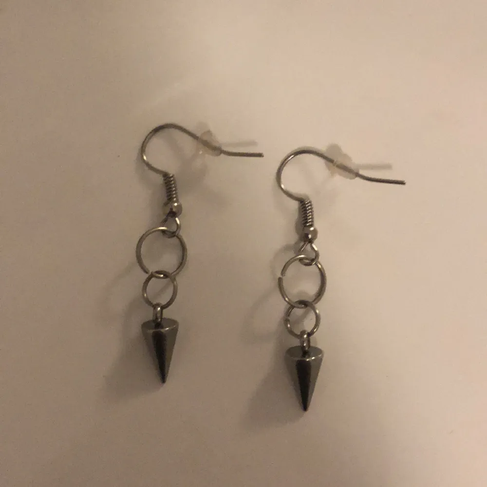 Säljer dessa sjukt snygga örhängen jag har gjort!!💘 Inte äkta silver men bra kvalitet!!💘Köp dessa och få med ett armband från min profil @smyckenbyTora på köpet!!💘 Tack💘. Accessoarer.