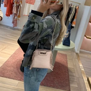 Rosa maje väska - Super söt ljusrosa Maje väska. Använd cirka 2-3 gånger bara så nästintill ny. Äkta såklart, dustbag medföljer❤️ (nypris 2500kr)