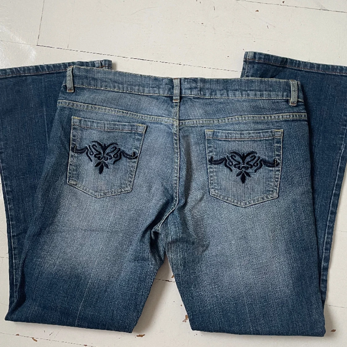 Utsvängda lågmidjade jeans
