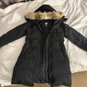 Canada Goose Shelburne Parka - Hej! Jag säljer min Canada Goose jacka storlek XS. Tyvärr är jackan för liten för mig och jag kan inte använda den. Den är i utmärkt skick, har använts 5 gånger. 
