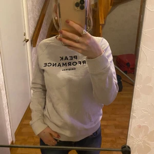 Sweatshirt från Peak Peformance - En väldigt skön och mjuk långärmad, tyvärr har de blivit en fläck på bröstet därav priset, kan gå bort med galltvål 💞