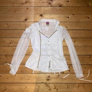 Save the queen skjorta - Skjorta från save the queen som jag har gjort om lite. I gott skick, fina broderier på, mesh ärmar